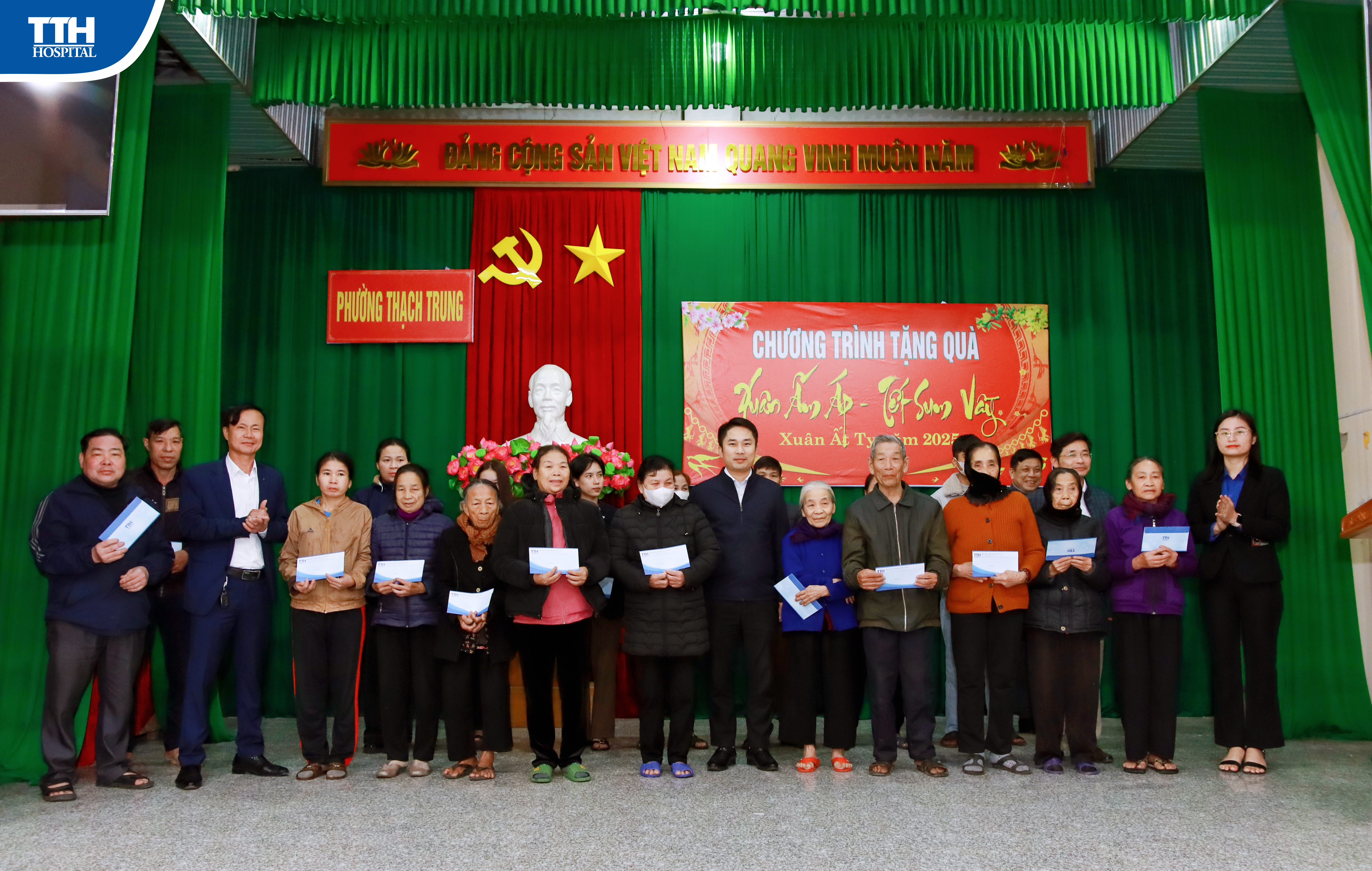 BVĐK TTH HÀ TĨNH TRAO TẶNG QUÀ CHO CÁC GIA ĐÌNH CÓ HOÀN CẢNH KHÓ KHĂN TẠI XÃ THẠCH TRUNG, THÀNH PHỐ HÀ TĨNH